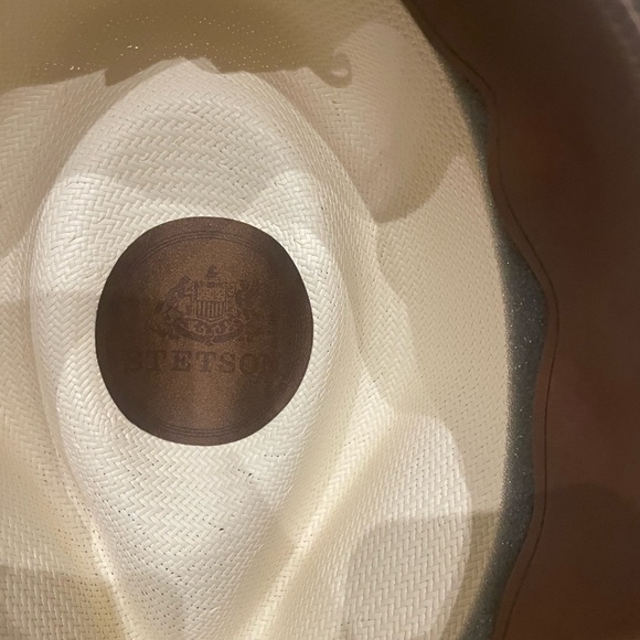 Elegant White Fedora with Brown Band - Picture 4 of 8